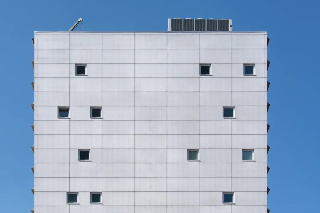 Symbolbild: Bürogebäude mit heller Fassade