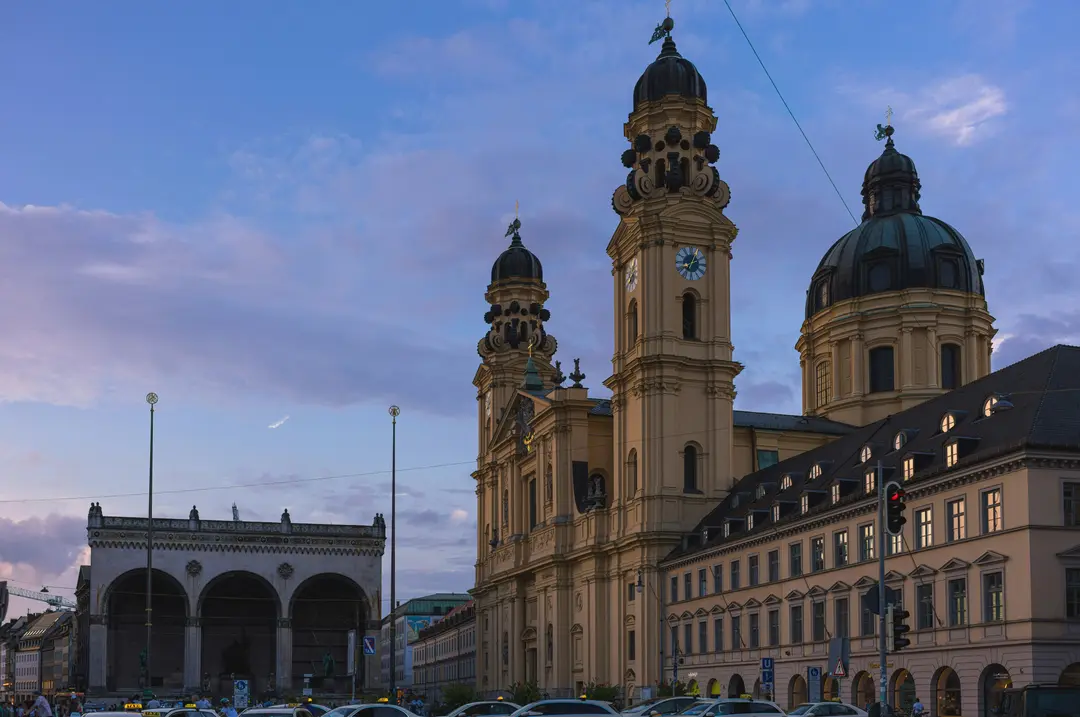 Odeonsplatz in München mit Theatinerkirche und Feldherrnhalle am Abend