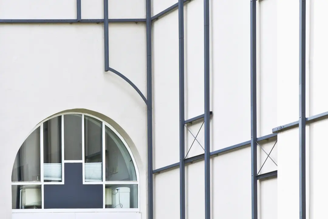 Symbolbild: Fassadenraster mit Bogenfenster